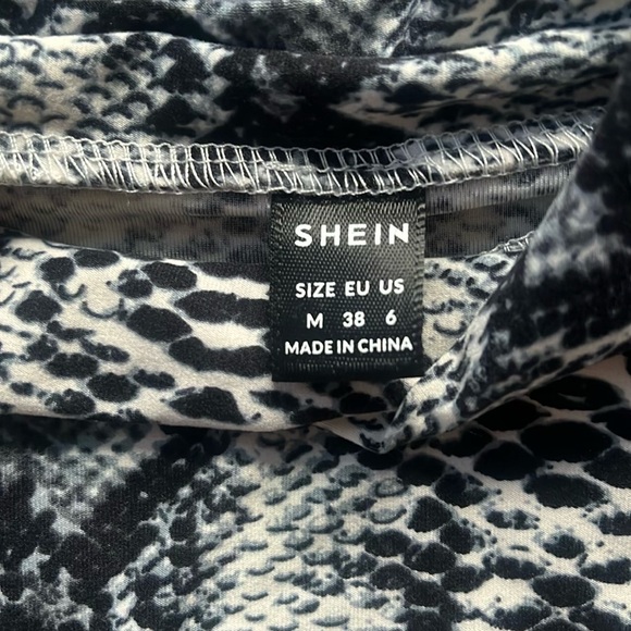 Chic Snake Print Long Sleeve Top - Picture 2 of 2